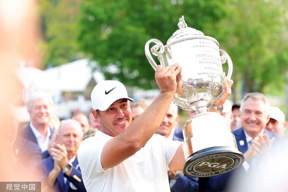 科普卡在橡树山球道上自信挥杆，身体姿态充满力量与控制感。