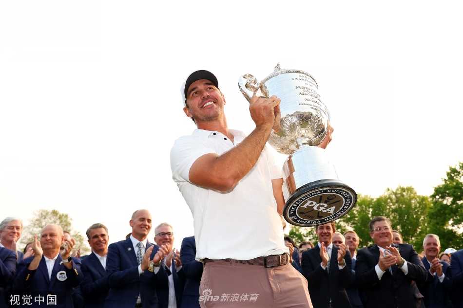 夺冠后科普卡紧握拳头激情庆祝，释放所有压力与情绪。