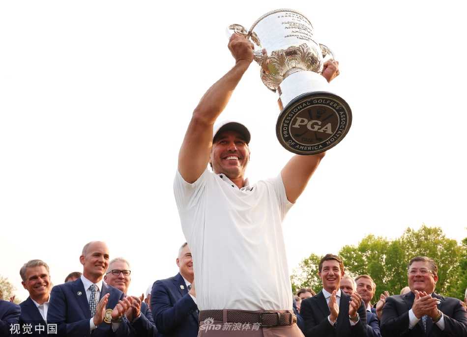 科普卡与竞争对手霍夫兰同组竞技，两人在果岭上专注查看推杆线路。