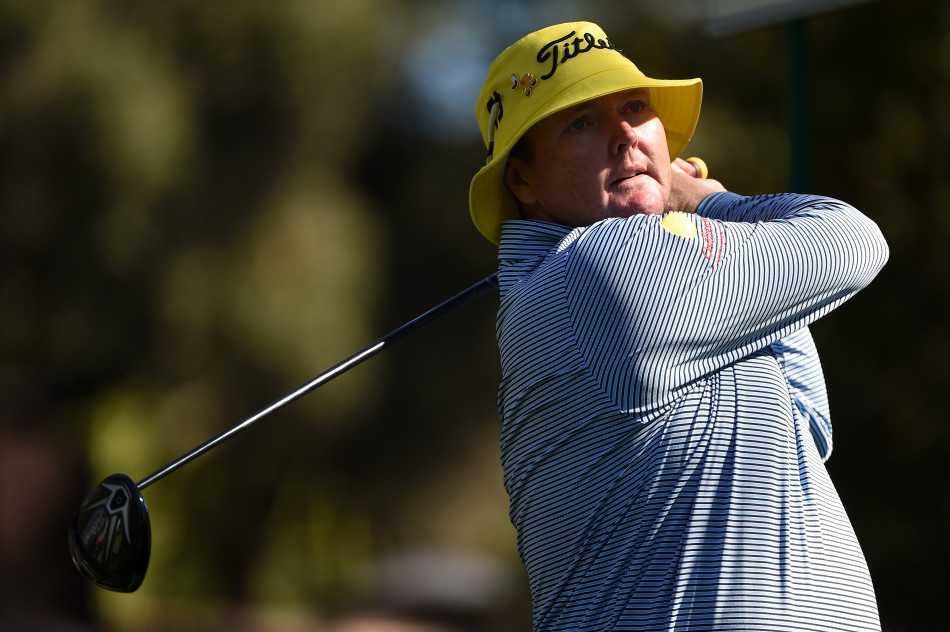 绿茵之上的韵律与传奇 澳洲选手莱尔在湛蓝天空下完成击球,身体舒展如弓,目光坚定追随着球的轨迹。