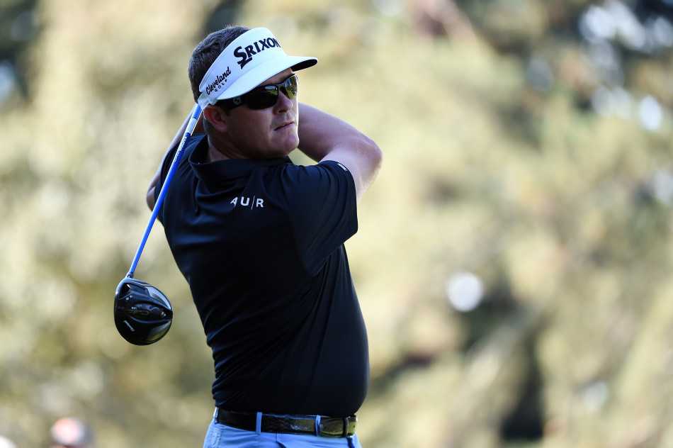 绿茵之上的韵律与传奇 查培尔在关键时刻优雅挥杆,背景的观众席虚化成色块,聚焦于他冷静非凡的侧脸。