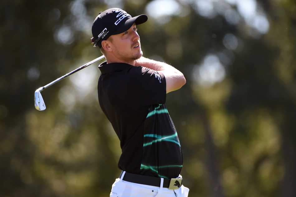 绿茵之上的韵律与传奇 赫尔在风中全力挥杆,衣袂随风而动,展现出力与风对抗的动感瞬间。