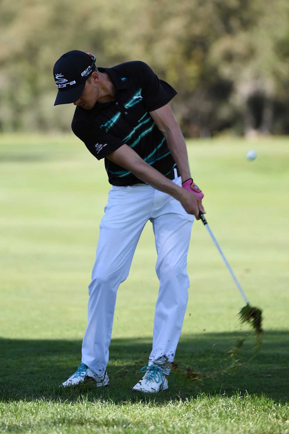 绿茵之上的韵律与传奇 豪威尔三世果岭边精湛的高抛球瞬间,沙坑边缘他的身影沉着如山,小白球正腾空而起。