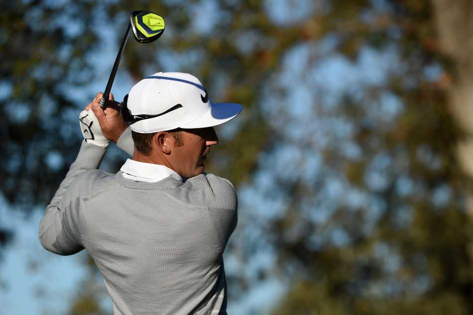 绿茵之上的韵律与传奇 考普卡展现出标志性的强力挥杆,整个身体的力量凝聚于一点,充满爆发力。