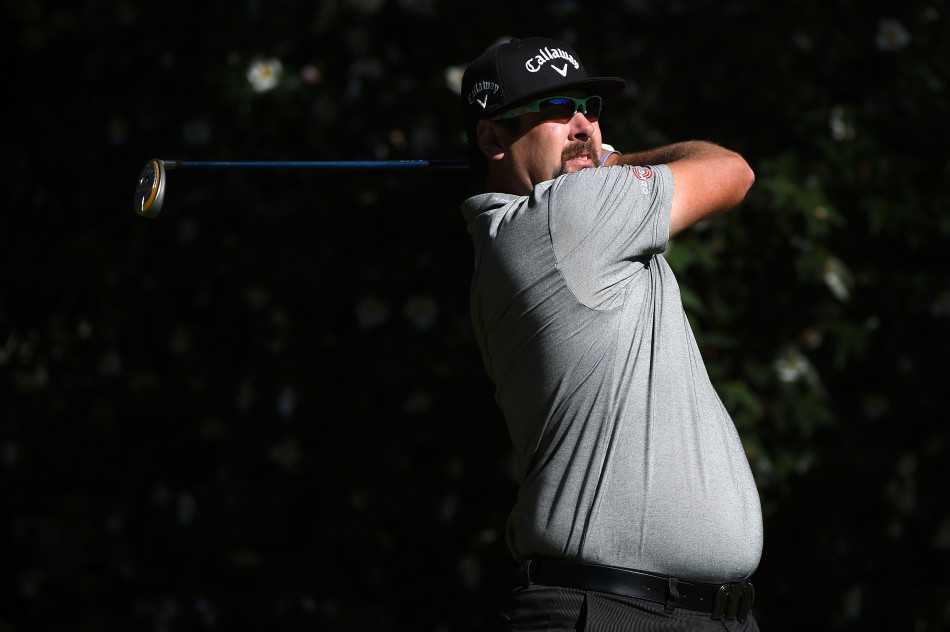 绿茵之上的韵律与传奇 克莱恩在深长草中俯身救球,专注的神情与艰难的环境形成对比,上演逆境中的精彩一击。