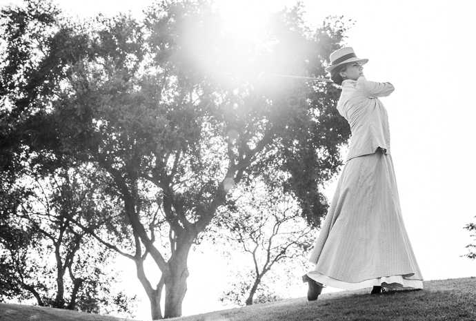 汤普森优雅推杆的瞬间，她身着复古长裙蹲在果岭边，线条流畅，姿态沉稳，极具古典名媛风范，展现了高尔夫运动恒久的优雅内核。