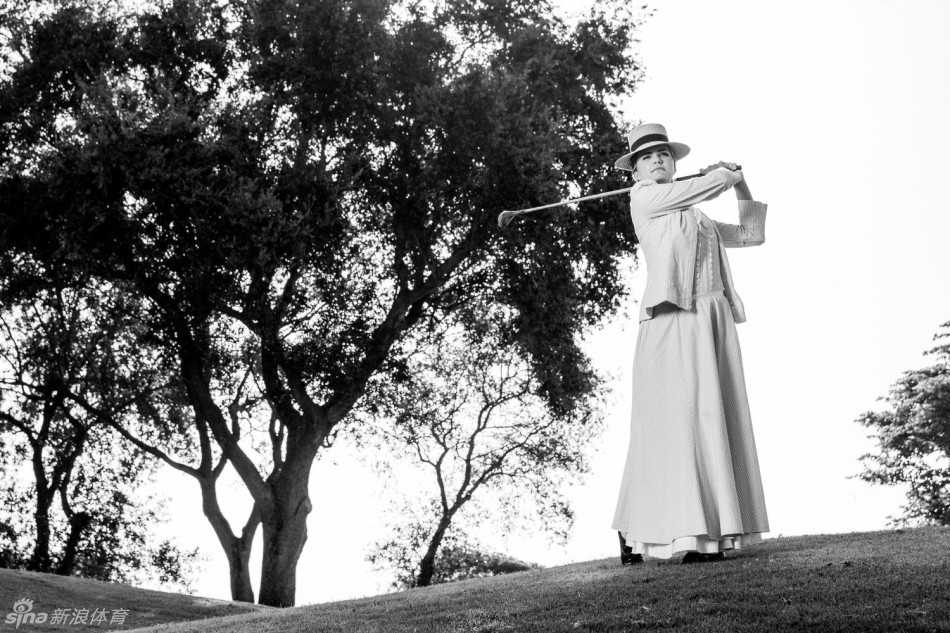汤普森手持一支古典木质杆头的一号木，在草坪上做出标准的开球预备姿势，帽檐下的眼神坚定望向远方，仿佛正在挑战一条百年前的古老球道。