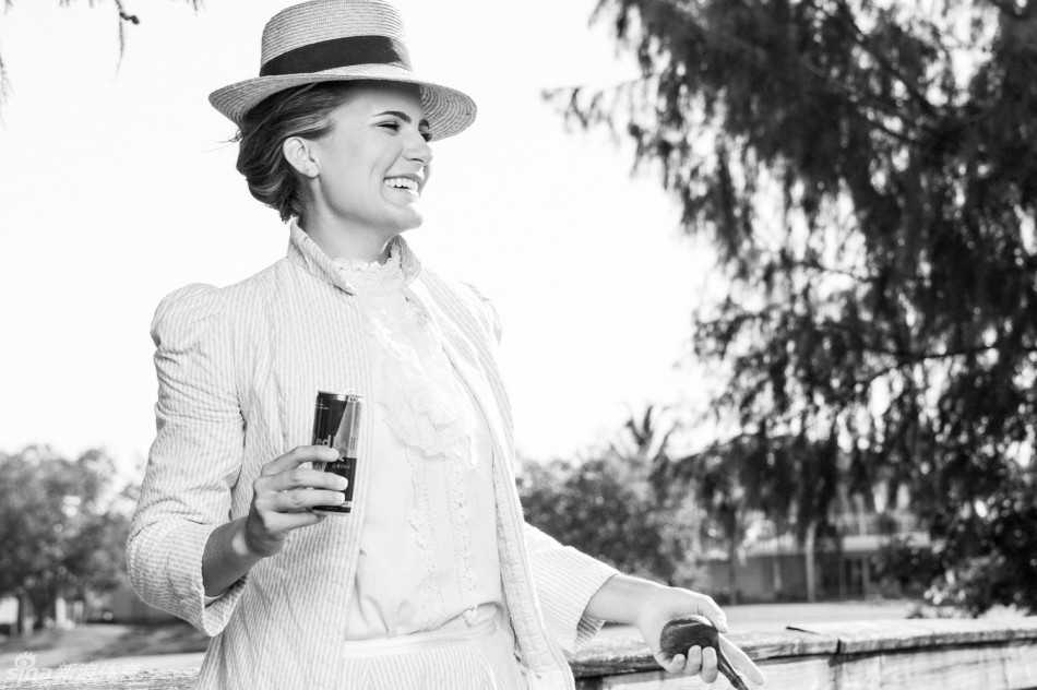 黑白色调的照片中，汤普森坐在古董椅上小憩，身旁放着复古球包，她脸上挂着一丝穿越时空后满足而恬淡的微笑，时光在此刻静谧流淌。