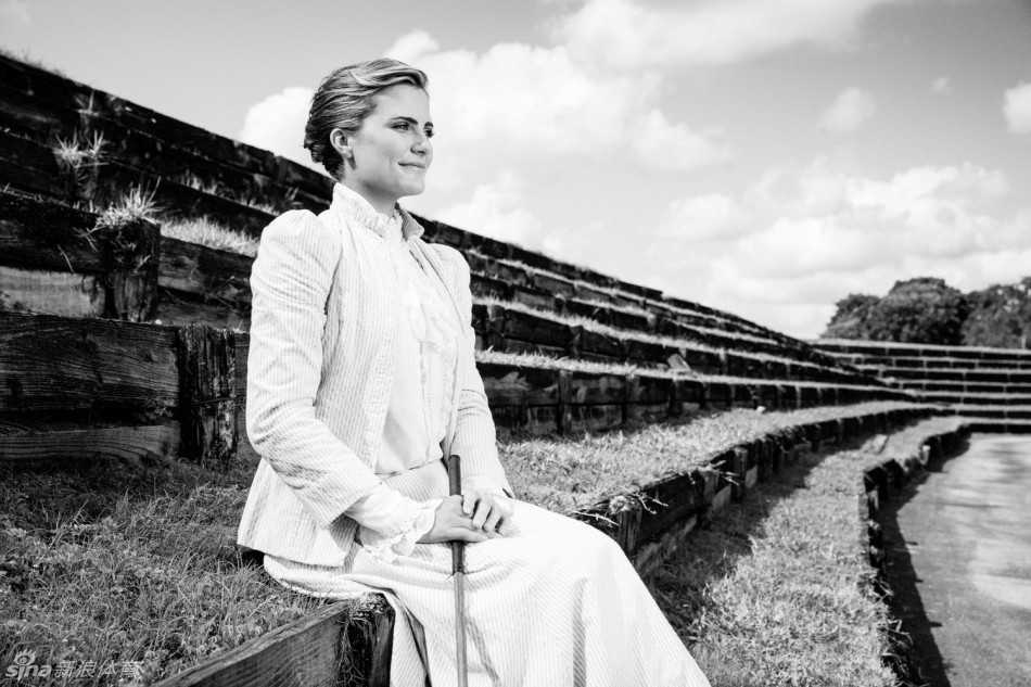 汤普森挥杆后的收杆动作，裙摆随风微微扬起，她身姿挺拔，面容沉静，阳光洒在身上，宛如一尊诠释着力量与优雅的时光雕塑。