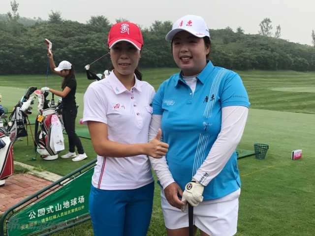 绿茵之上群星闪耀记中国高尔夫球手们的训练与传承 日坛国际部的小球员在果岭上全神贯注地练习推杆,动作稚嫩却无比认真