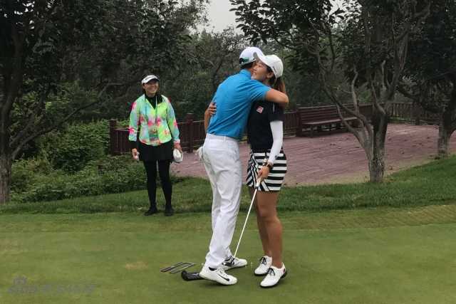 绿茵之上群星闪耀记中国高尔夫球手们的训练与传承 冯珊珊在训练中优雅挥杆,身体充分扭转,展现世界级选手的完美姿态