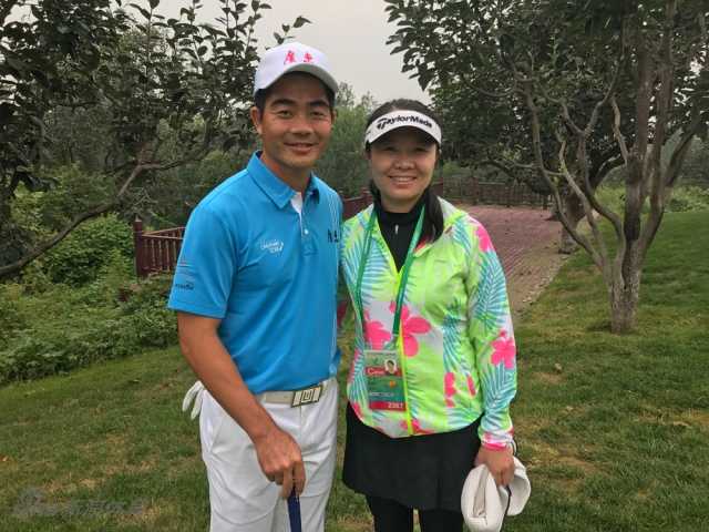 绿茵之上群星闪耀记中国高尔夫球手们的训练与传承 高尔夫小将邢博涵正专注于推杆练习,目光坚定地凝视着小球与球洞