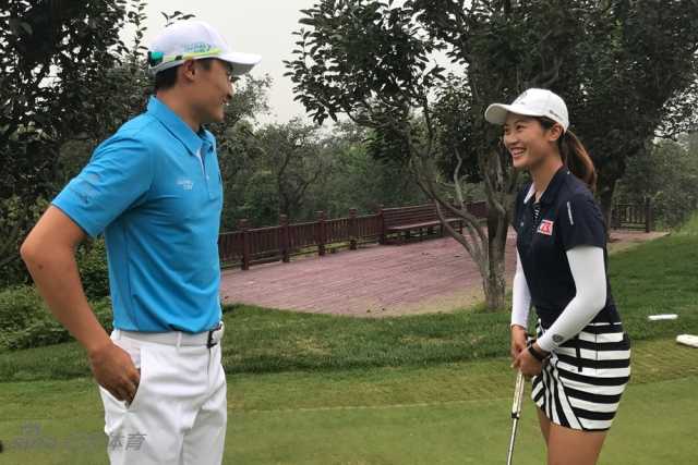 绿茵之上群星闪耀记中国高尔夫球手们的训练与传承 中国高尔夫新生代球员在训练间隙轻松交流,脸上洋溢着自信的笑容