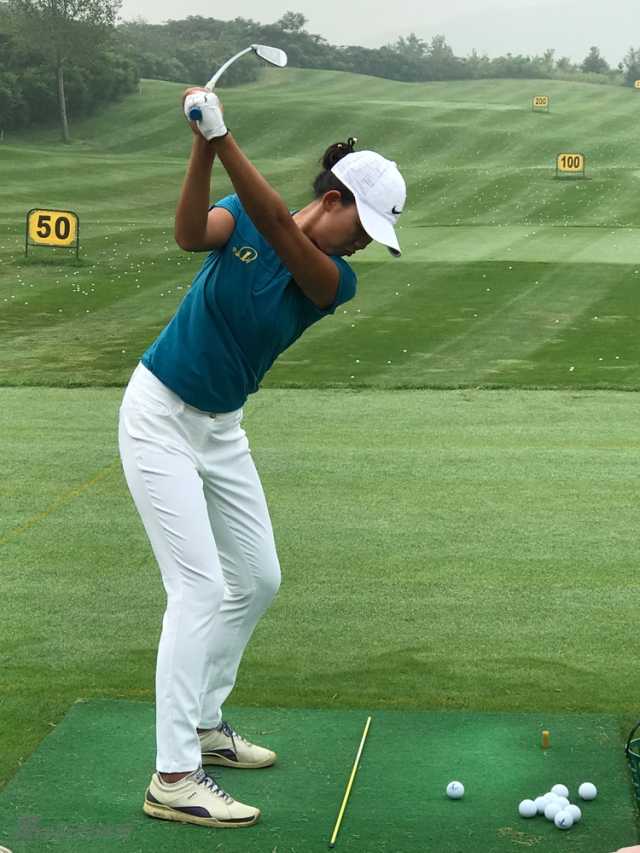 北京男队队员在果岭上进行推杆专项训练，动作整齐划一，态度严谨