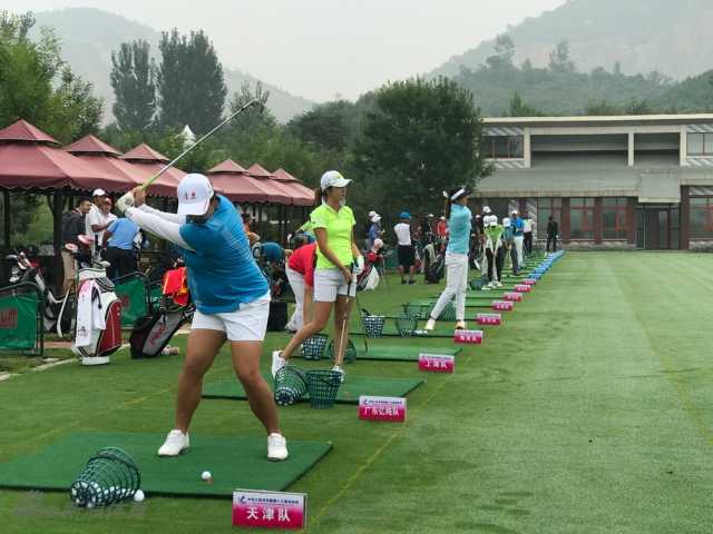 绿茵之上群星闪耀记中国高尔夫球手们的训练与传承 广东男队队员在训练中大力开球,白色小球在空中划出一道有力而优美的弧线