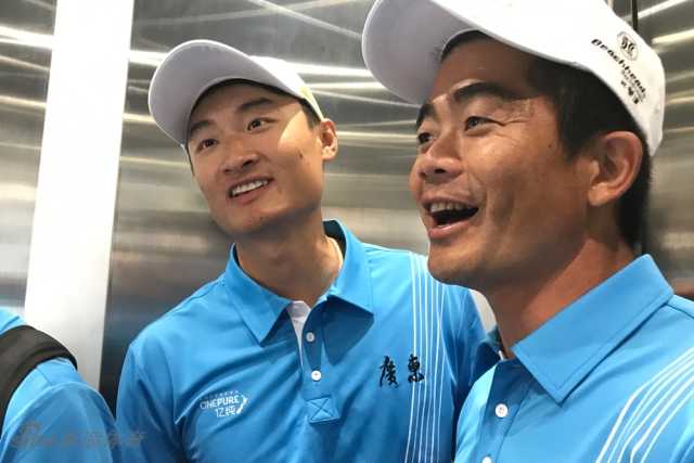 绿茵之上群星闪耀记中国高尔夫球手们的训练与传承 梁文冲与张娜在练习中并肩而立,共同探讨球技,气氛融洽