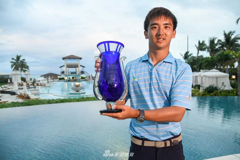 窦泽成巴哈马逆转捧杯 最后三洞连抓小鸟成就第二冠 窦泽成高举冠军奖杯,沐浴在巴哈马的阳光下尽情庆祝胜利时刻