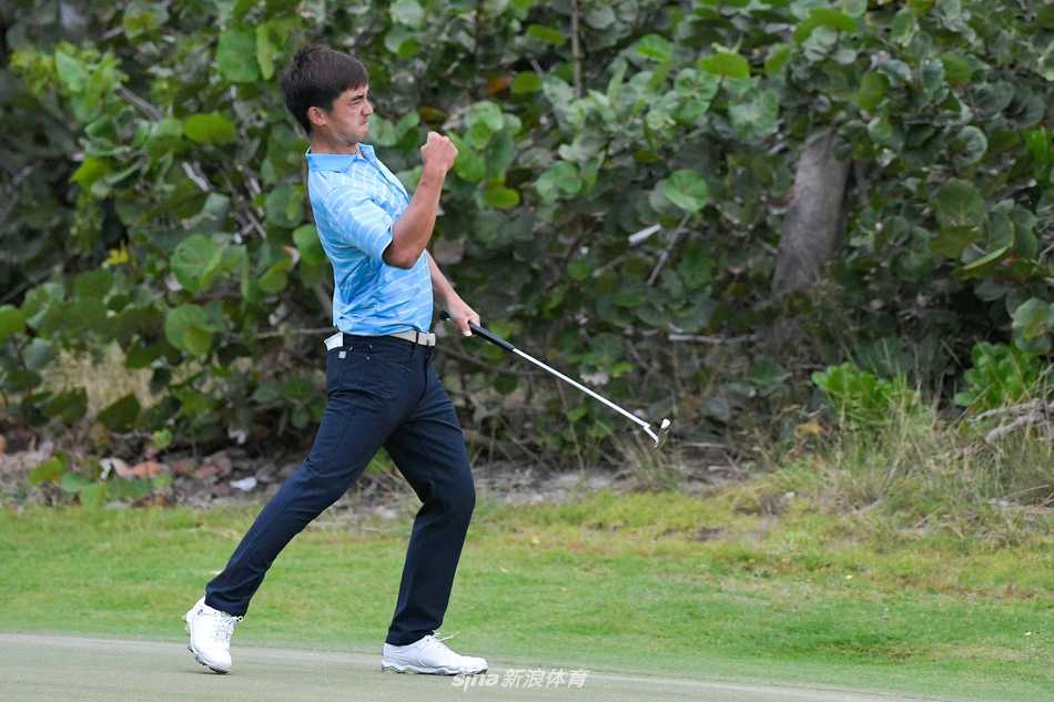 窦泽成巴哈马逆转捧杯 最后三洞连抓小鸟成就第二冠 窦泽成在果岭上俯身仔细观察推杆线路,眼神专注而坚定