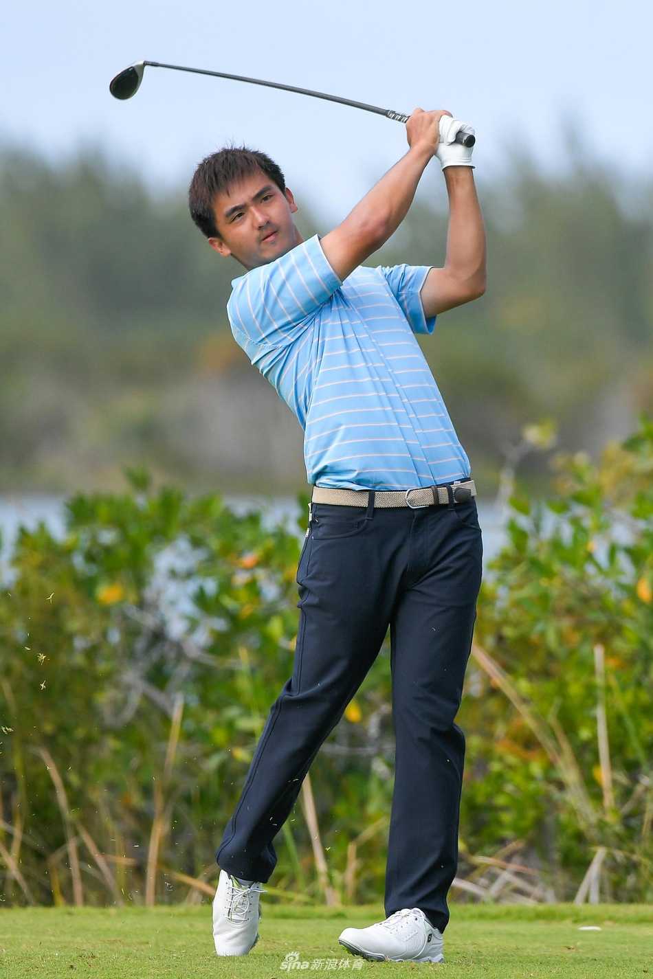 窦泽成巴哈马逆转捧杯 最后三洞连抓小鸟成就第二冠 窦泽成与竞争对手在球道上共同观察落点,展现高尔夫运动的礼仪与风度