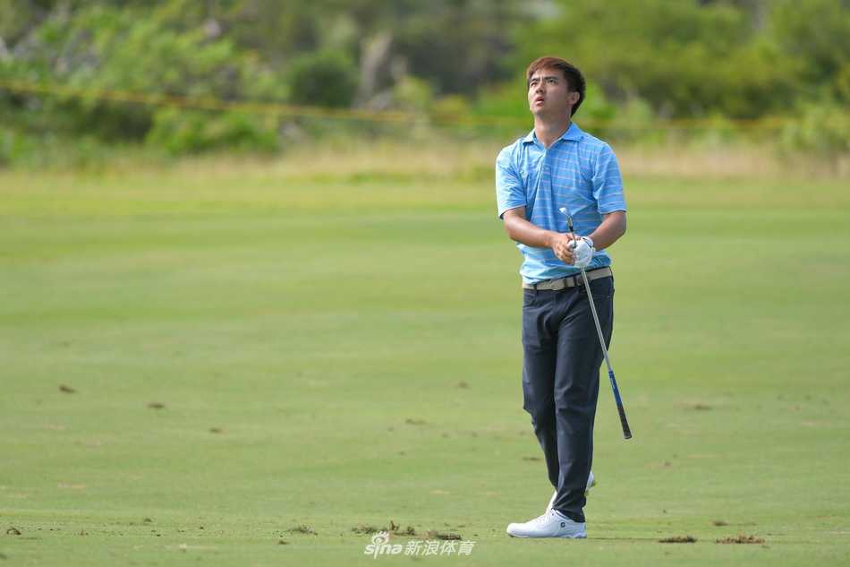 窦泽成巴哈马逆转捧杯 最后三洞连抓小鸟成就第二冠 窦泽成推出制胜一推后振臂庆祝,身后是见证历史的巴哈马果岭