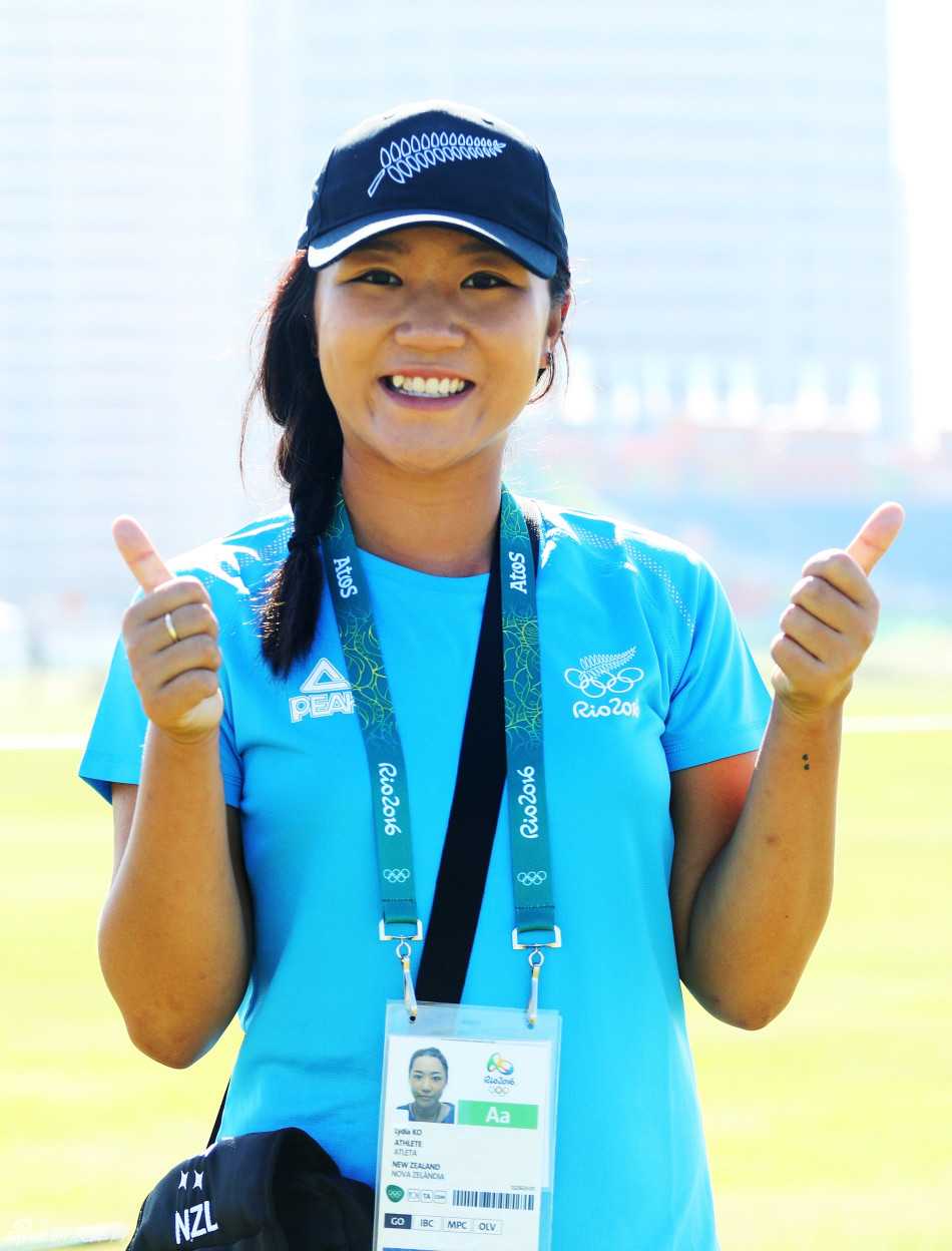 新西兰名将高宝璟化身小迷妹，一脸崇拜地与西班牙球员阿萨阿拉·穆略斯合影，展现了奥运村内轻松愉快的跨国友谊。