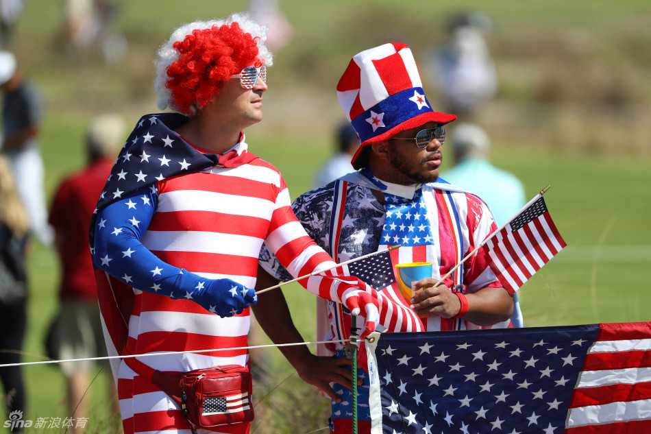 瑞典高尔夫球手佩妮拉·林德伯格与同伴并肩而立，在奥运赛场边分享着比赛心得，神情专注又充满期待。