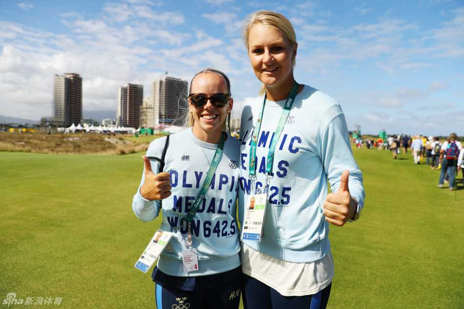 西班牙球手阿萨阿拉·穆略斯在练习果岭边，微笑着用手机录制视频，或许是想留下这历史性奥运时刻的私人记忆。