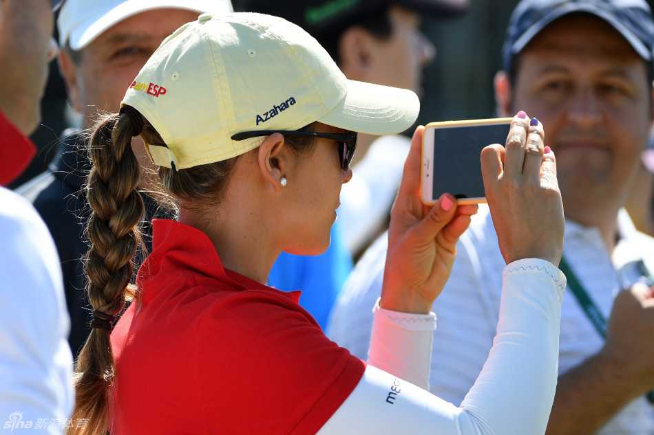 一群澳大利亚球迷在看台座椅间忘情起舞，仿佛将阳光海岸的派对氛围带到了奥运高尔夫赛场，充满活力与欢乐。