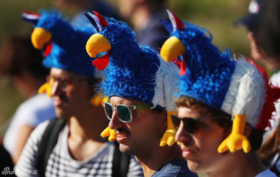 法国球迷方阵身着统一的蓝色助威衫，在看台上形成一片整齐而醒目的海洋，优雅而有力地为本国选手加油助威。