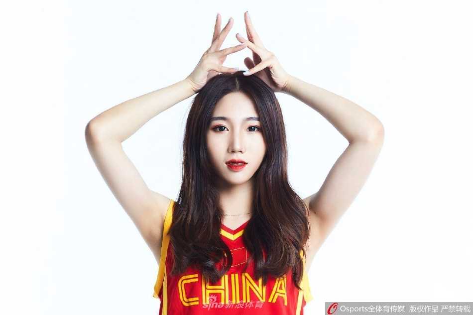 青春洋溢的篮球宝贝扎起高马尾，手持闪耀花球，目光坚定地望向远方，仿佛在向世界宣告属于她们的舞台