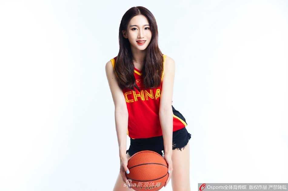 篮球宝贝在聚光灯下活力起舞，动感的身姿与飞扬的发丝完美定格，展现了力与美的优雅结合