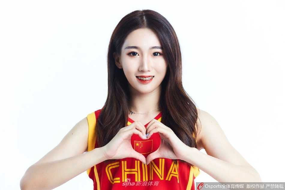 两位篮球宝贝亲密合影，甜美笑容中透着青春的朝气与自信，仿佛在为球队的默契配合点赞