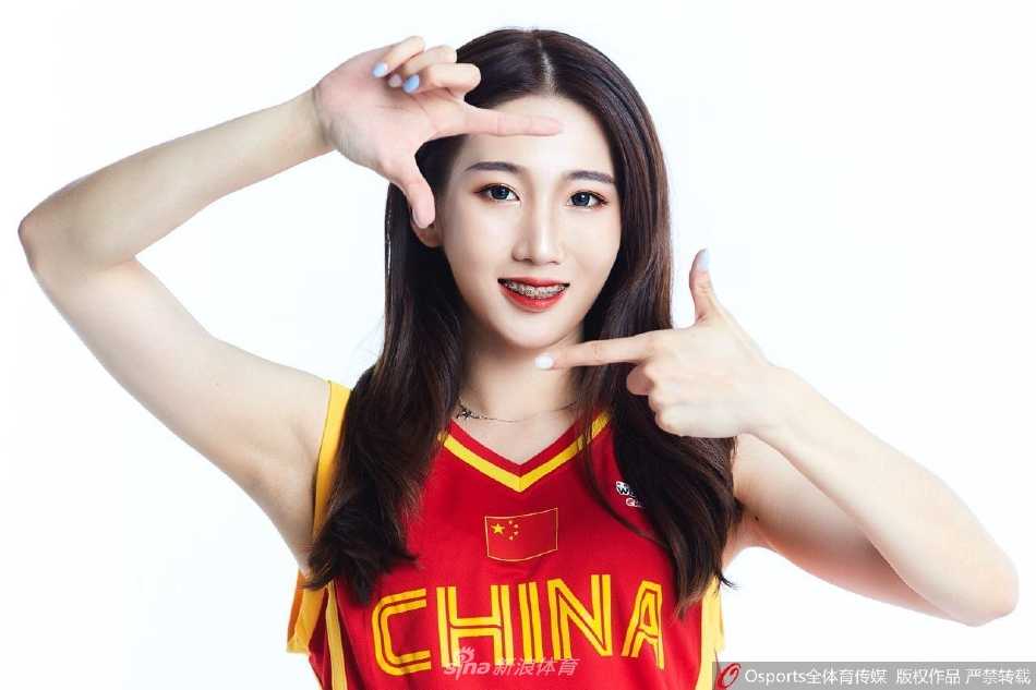 篮球宝贝回眸一笑，灵动的眼神与飘逸的发丝相得益彰，定格了赛场边最惊艳的温柔瞬间