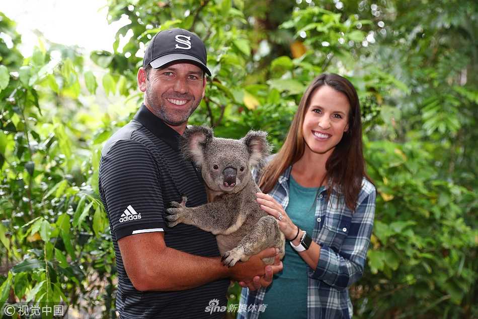 绿茵之外,大师赛冠军加西亚与考拉的温情邂逅 加西亚怀抱毛茸茸的考拉,开怀大笑,脸上洋溢着纯真的喜悦,仿佛完全忘记了赛场上的压力。