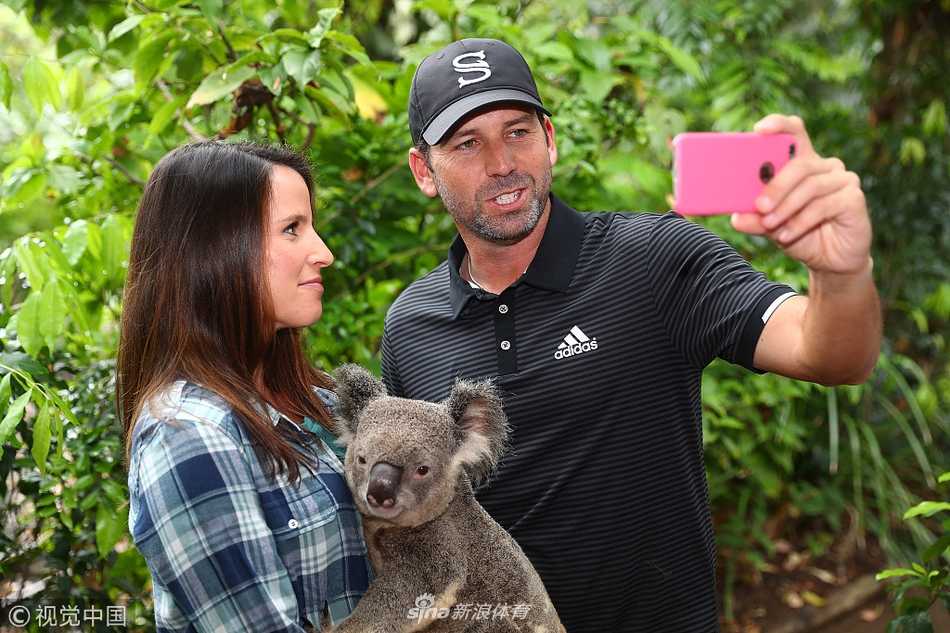 绿茵之外,大师赛冠军加西亚与考拉的温情邂逅 加西亚与妻子头挨着头,对着手机镜头甜蜜自拍,考拉安静地趴在加西亚怀中,构成一幅和谐有爱的家庭画面。