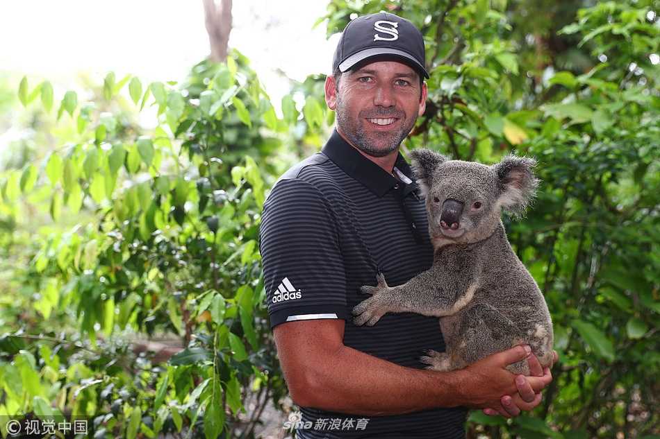 绿茵之外,大师赛冠军加西亚与考拉的温情邂逅 加西亚一手托着考拉,一手熟练地举起手机进行自拍,考拉似乎对镜头也很好奇,画面充满趣味性。