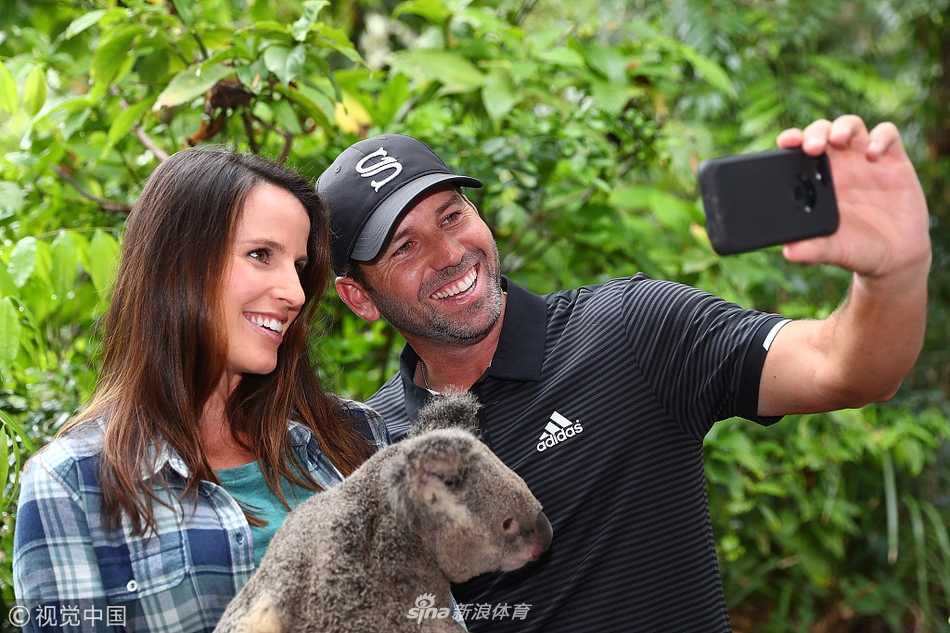 绿茵之外,大师赛冠军加西亚与考拉的温情邂逅 加西亚侧身转向妻子,两人笑容灿烂,正准备拍下又一张合影,考拉则成为他们之间最萌的‘第三者’。