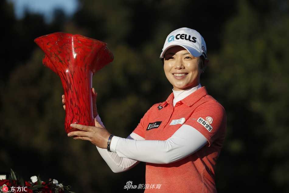 池恩熹在果岭上推杆瞬间，神情专注而坚定，仿佛全世界都凝聚于眼前的这条推击线上。