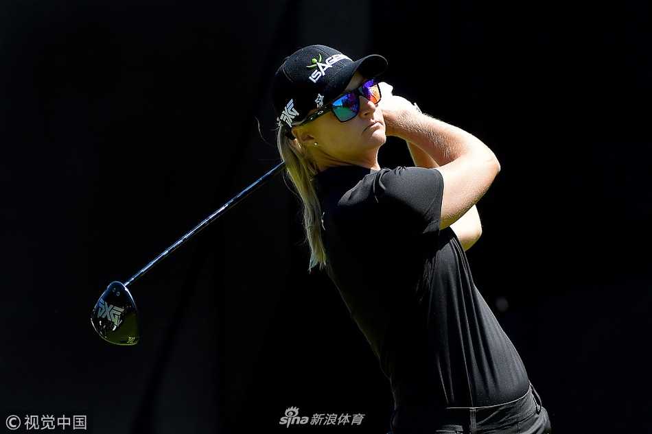 夺冠后池恩熹与团队成员激动相拥庆祝，胜利的喜悦与长久努力后的释放之情溢于言表。