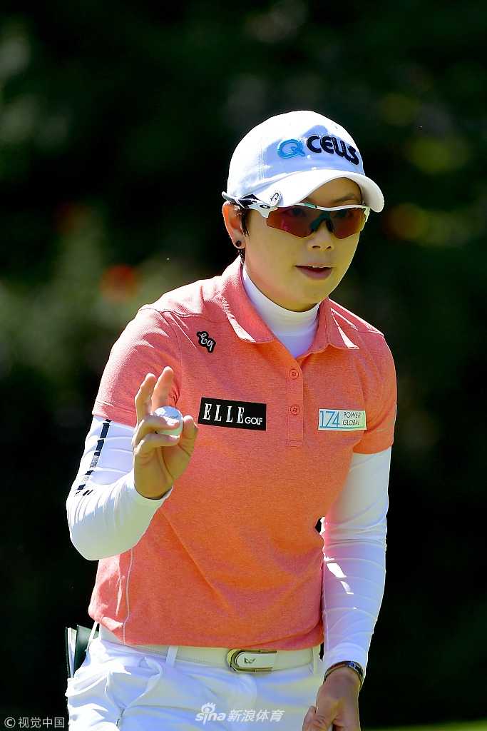 池恩熹与亚军克里斯蒂·科尔在颁奖仪式上同框，两人手持奖杯微笑致意，诠释了竞技体育的友谊与尊重。