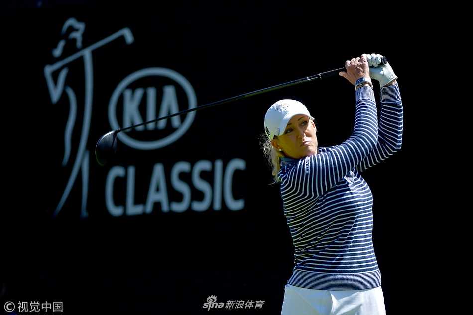 池恩熹在球迷的欢呼中高高举起冠军奖杯，银色奖杯与她的笑容交相辉映，成为这个加州午后最闪耀的风景。