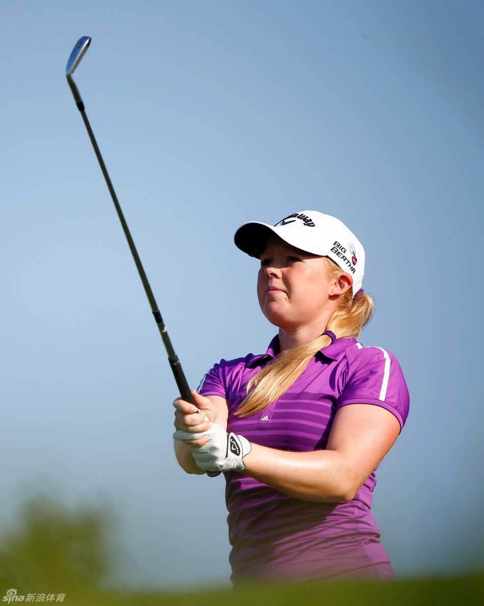 许美贞大力挥杆的瞬间，身姿如旋风般强劲有力，球杆在空中划出银色的弧光。