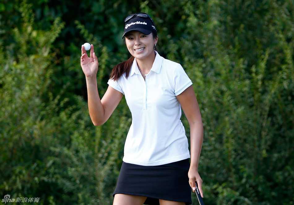 莉泽特手搭凉棚凝望球路，眼神锐利如鹰，仿佛能看清小球飞越千码的轨迹。