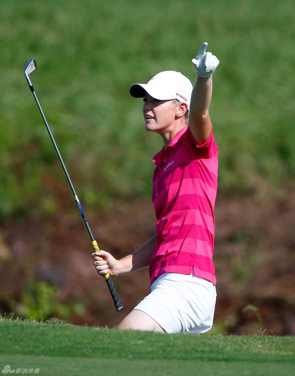 丝特芬妮-梅道在球道上优雅挥杆，动作流畅如舞蹈，与自然风光融为一体。