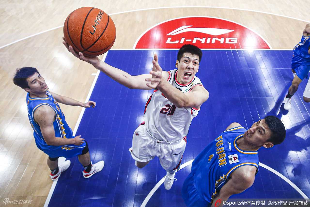 任骏飞在福建队三人合围之下依然面无惧色，强硬地将球送入篮筐，尽显篮下单打王的风采。