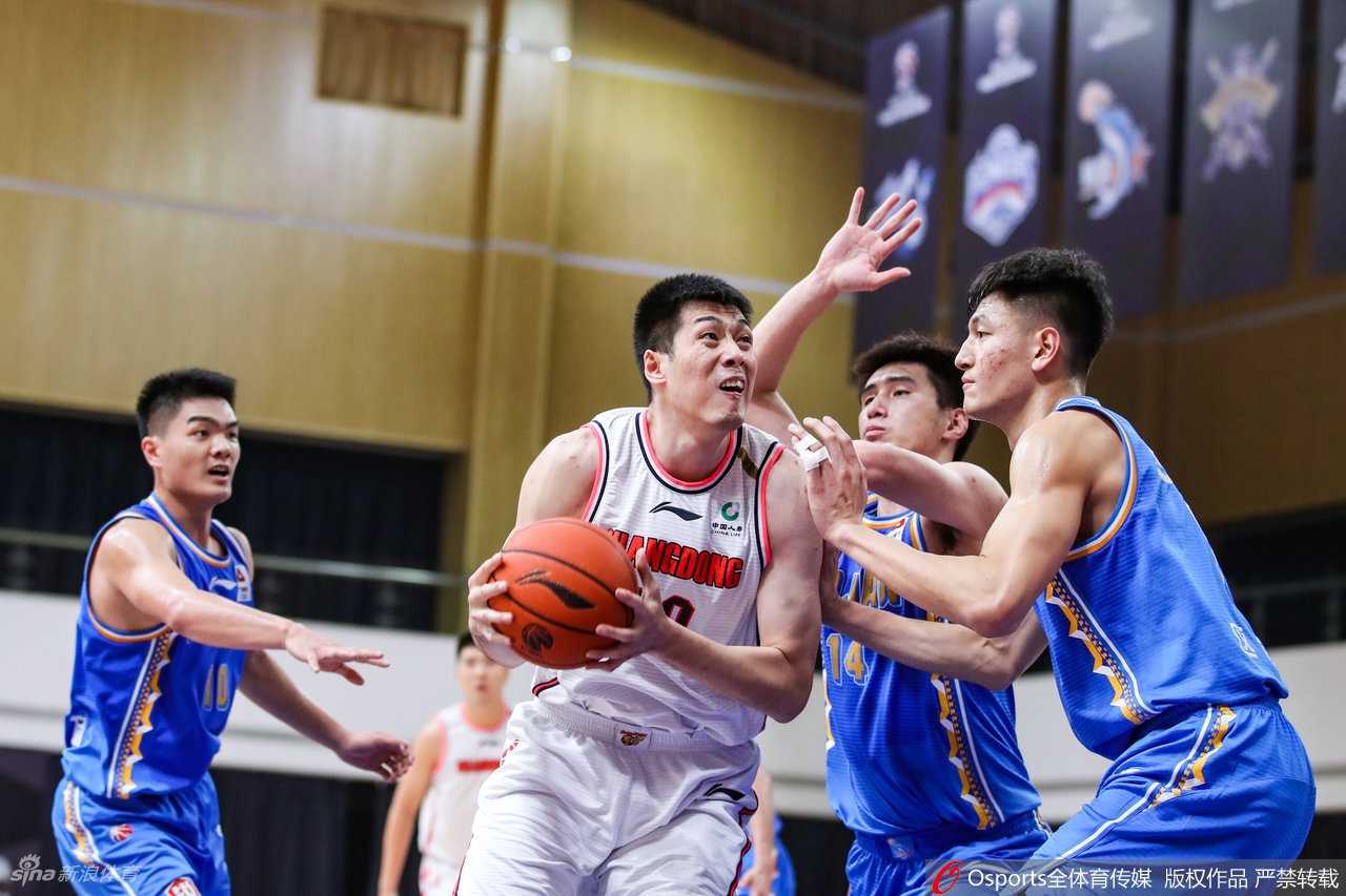 苏伟如同铁塔一般矗立在禁区，用他宽厚的背脊卡住位置，高高跃起摘下前场篮板，眼神中满是捍卫禁区的坚定。