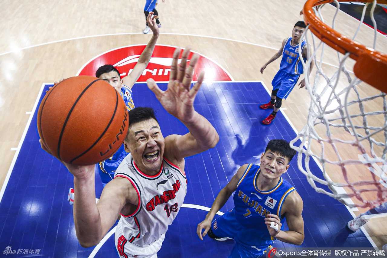 队长周鹏挥动长臂送出妙传，眼神穿透防守看向队友，此刻他不仅是锋线尖刀，更是球队进攻的指挥官。