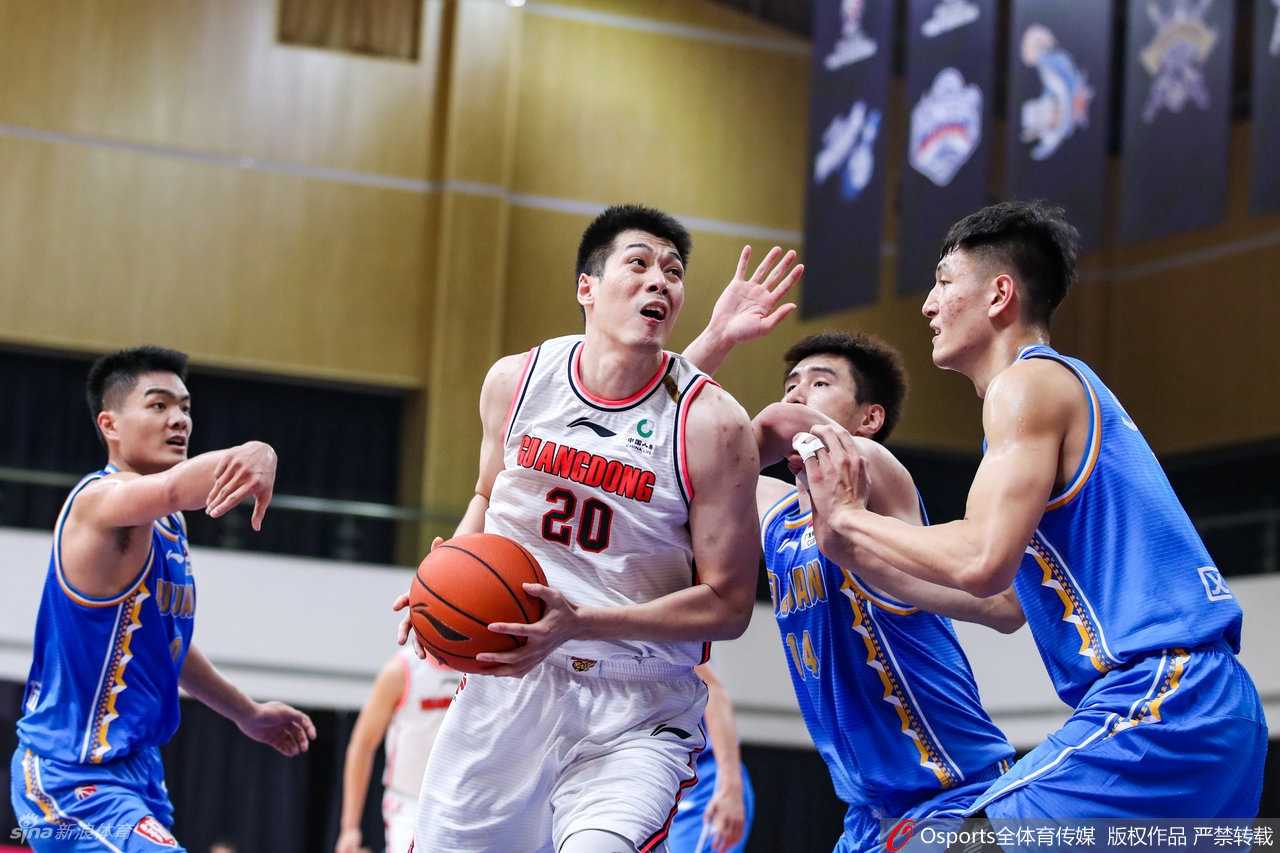 身披白色战袍的徐杰如一道白色闪电般穿透防线，尽管对手极力干扰，他依然在空中保持平衡，用一记轻柔的上篮终结进攻。