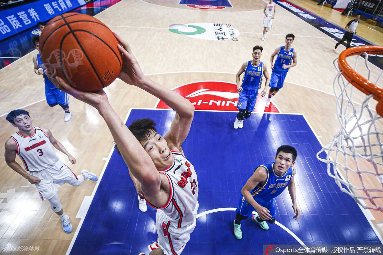 福建射手陈林坚接球就投，皮球在空中划出一道美丽的弧线，精准贯穿篮网，这是他本场第七记三分球的精彩瞬间。