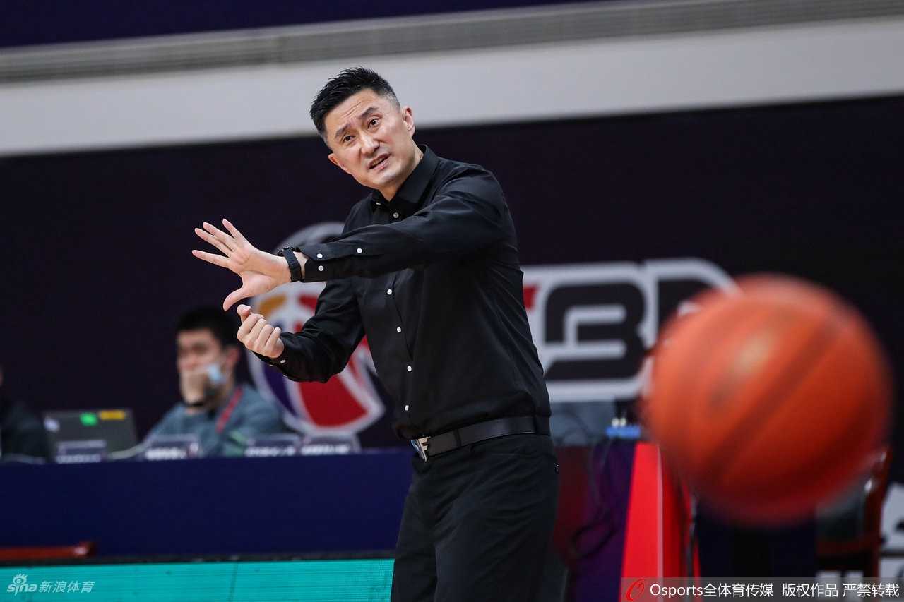 胡明轩如猎豹般持球飞速推进反击，面对防守人毫无惧色，眼神坚毅地寻找着最合理的进攻机会。